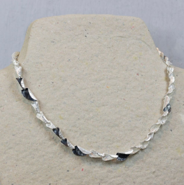 Een echt Jéh Jewels collier, gemaakt van 925 sterling zilver in combinatie met geoxideerd zilver. Een elegant collier, wat door de ronde vormen prachtig in de hals valt.